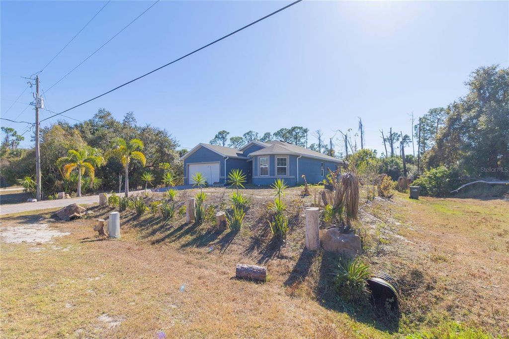 Image 4 of property listing at 1421 OREGON LANE, North Port, FL 34286