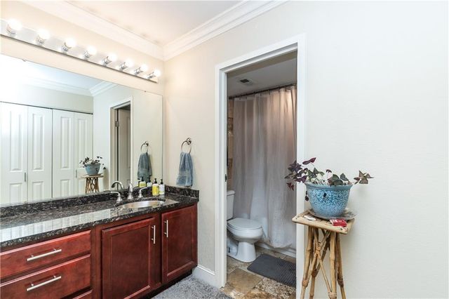 700 E 8th Street 14G, Kansas City, MO 64106