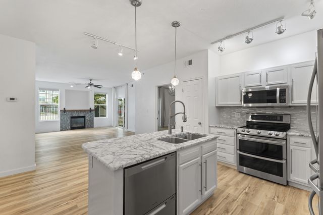 10325 Providence Drive 102, Johnston, IA 50131