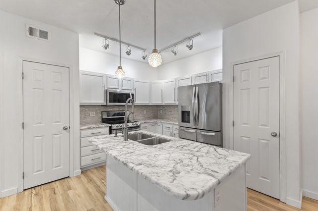 10325 Providence Drive 102, Johnston, IA 50131