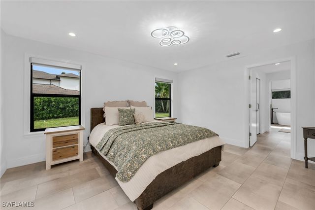 6659 Livingston Woods LN, Naples, FL 34109