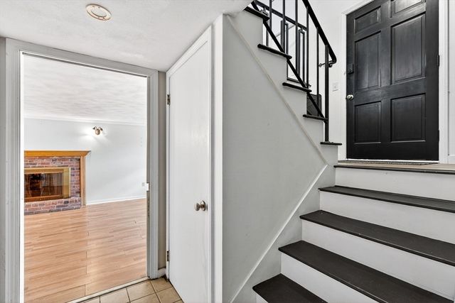 10 Meadowbrook Rd, Auburn, MA 01501