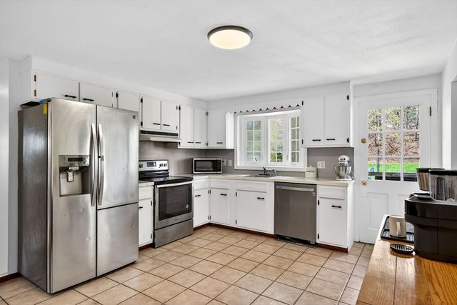 10 Meadowbrook Rd, Auburn, MA 01501