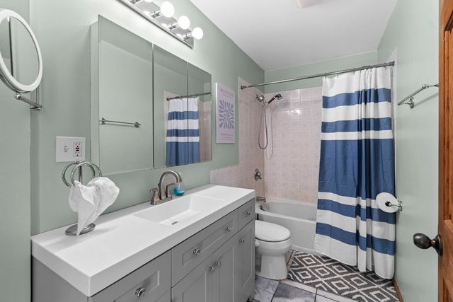 902 Spring Beach Way, Cary, IL 60013