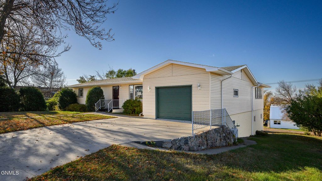 817 5th Avenue NW, Washburn, ND 58577 photo 2