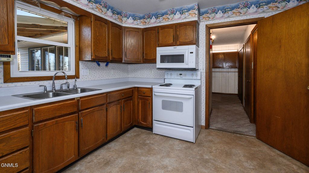 817 5th Avenue NW, Washburn, ND 58577 photo 3