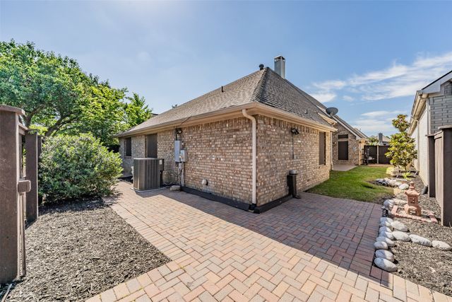 203 Arbor Park Drive, Euless, TX 76039
