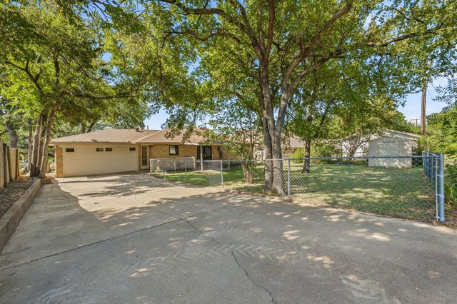904 Spanish Trail Drive, Granbury, TX 76048