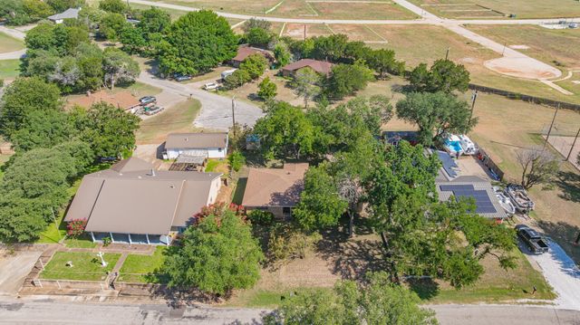 904 Spanish Trail Drive, Granbury, TX 76048