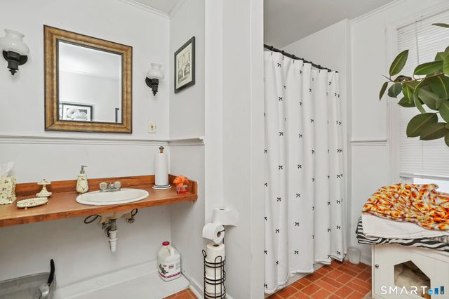 877 White Plains Road, Trumbull, CT 06611