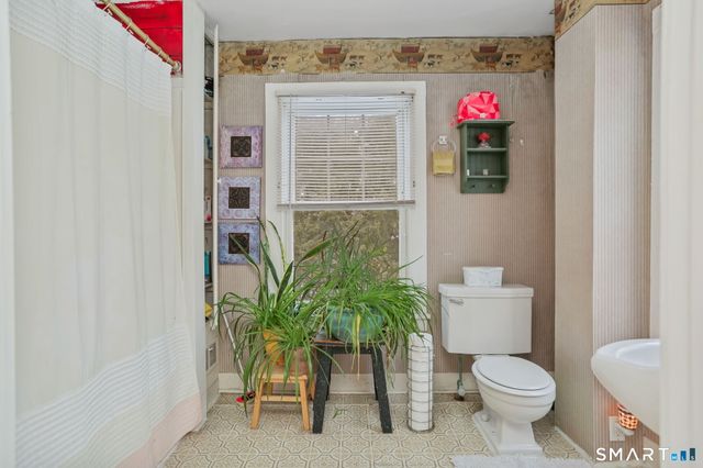 877 White Plains Road, Trumbull, CT 06611