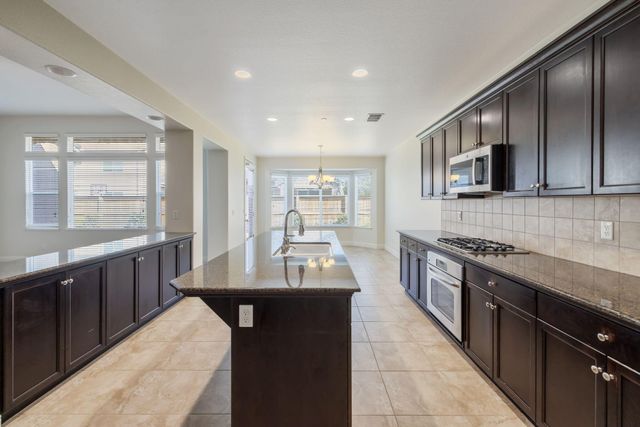 3825 Chessa Lane, Clovis, CA 93619
