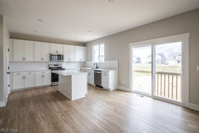 821 Colesbourne Circle, Green, OH 44685
