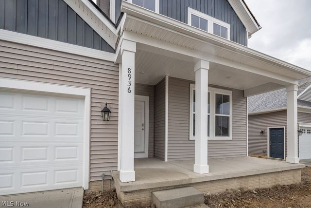 821 Colesbourne Circle, Green, OH 44685