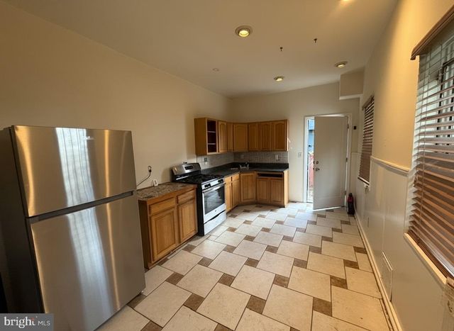 1809 W THOMPSON ST, Philadelphia, PA 19121