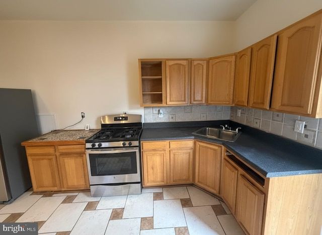 1809 W THOMPSON ST, Philadelphia, PA 19121