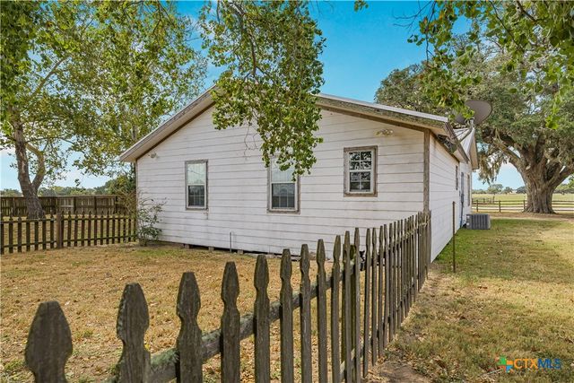 4526 State Highway 111, Yoakum, TX 77995