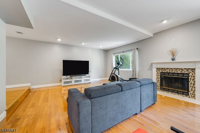 9 Queensbridge Dr, East Hanover Twp., NJ 07936