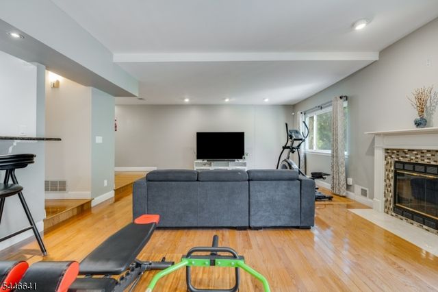 9 Queensbridge Dr, East Hanover Twp., NJ 07936
