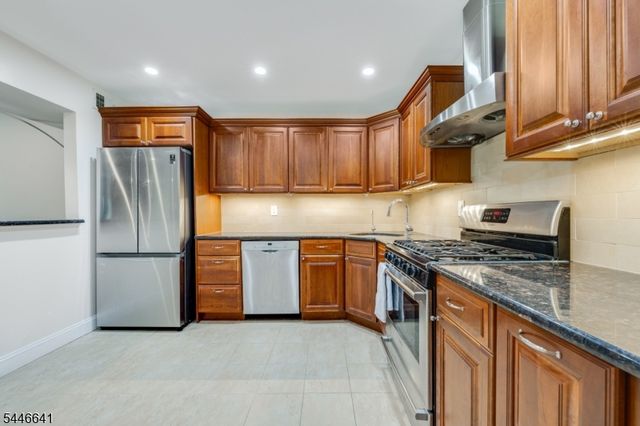 9 Queensbridge Dr, East Hanover Twp., NJ 07936
