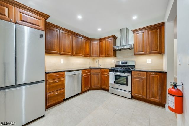 9 Queensbridge Dr, East Hanover Twp., NJ 07936