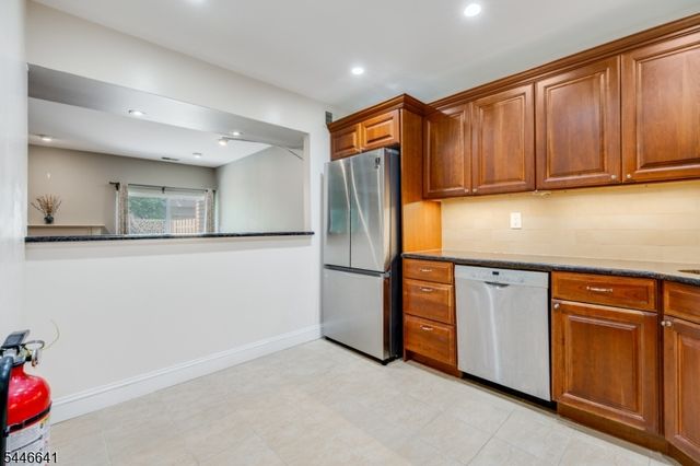 9 Queensbridge Dr, East Hanover Twp., NJ 07936