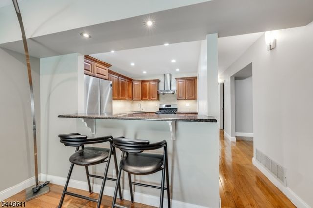 9 Queensbridge Dr, East Hanover Twp., NJ 07936