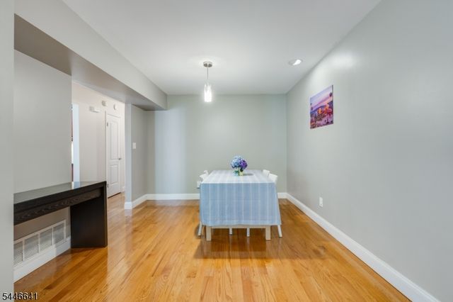 9 Queensbridge Dr, East Hanover Twp., NJ 07936
