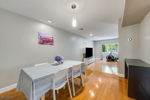 9 Queensbridge Dr, East Hanover Twp., NJ 07936