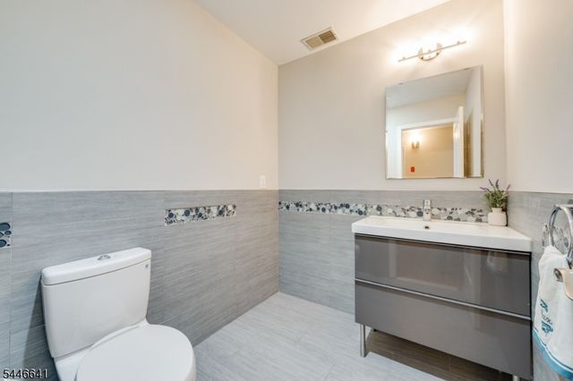 9 Queensbridge Dr, East Hanover Twp., NJ 07936