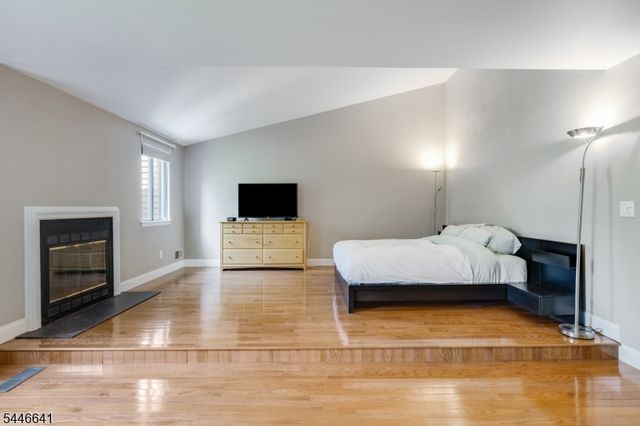 9 Queensbridge Dr, East Hanover Twp., NJ 07936