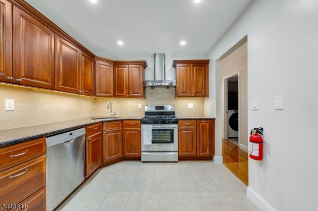 9 Queensbridge Dr, East Hanover Twp., NJ 07936
