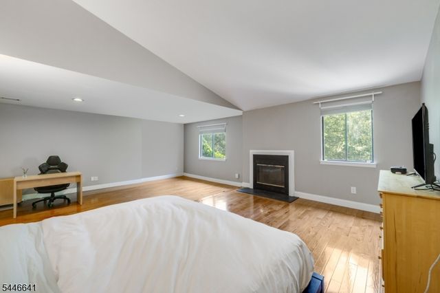 9 Queensbridge Dr, East Hanover Twp., NJ 07936
