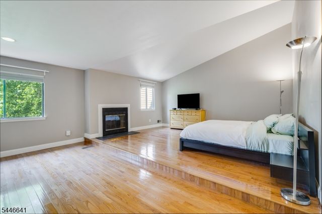 9 Queensbridge Dr, East Hanover Twp., NJ 07936