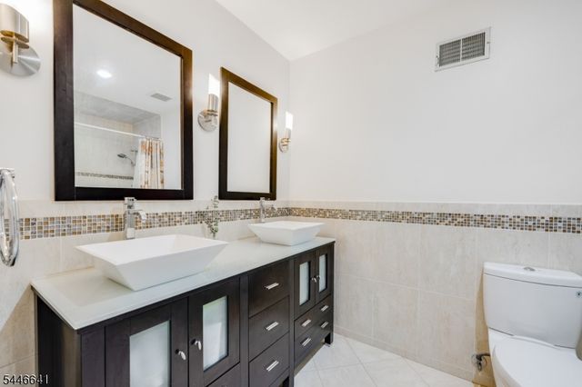 9 Queensbridge Dr, East Hanover Twp., NJ 07936