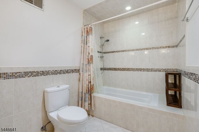 9 Queensbridge Dr, East Hanover Twp., NJ 07936