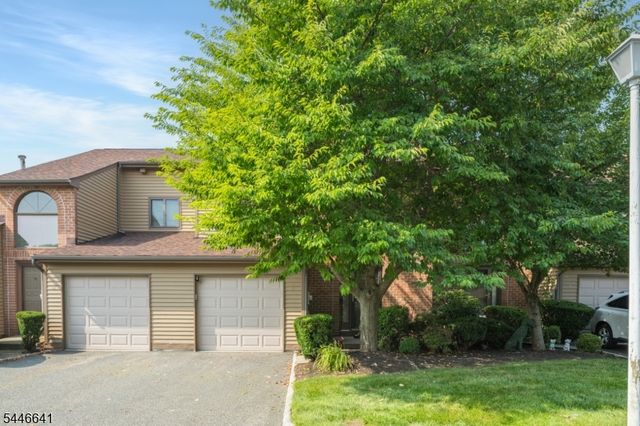 9 Queensbridge Dr, East Hanover Twp., NJ 07936