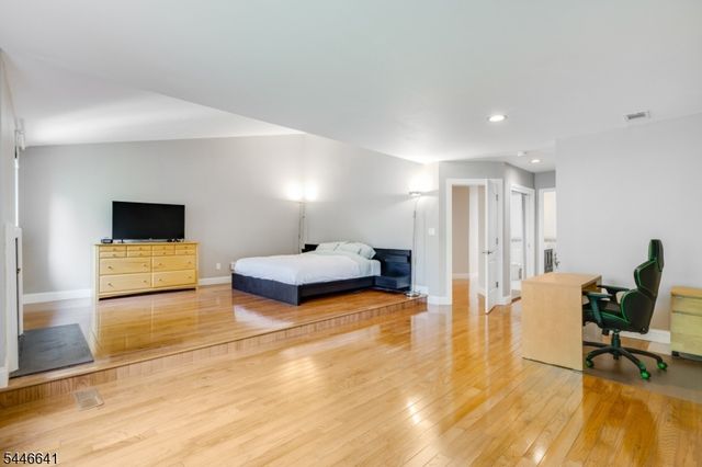 9 Queensbridge Dr, East Hanover Twp., NJ 07936