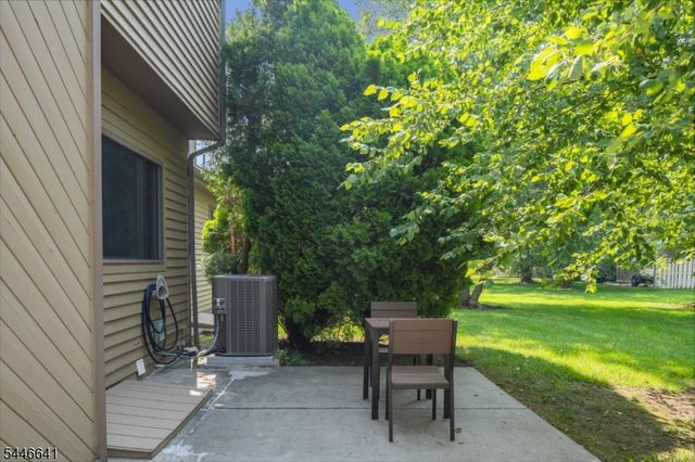 9 Queensbridge Dr, East Hanover Twp., NJ 07936