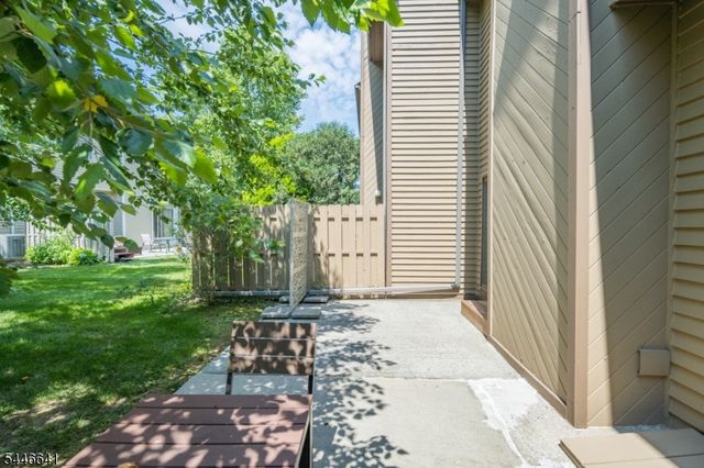 9 Queensbridge Dr, East Hanover Twp., NJ 07936