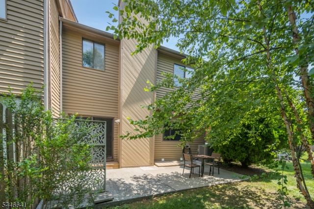 9 Queensbridge Dr, East Hanover Twp., NJ 07936