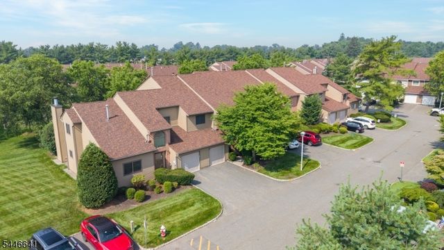 9 Queensbridge Dr, East Hanover Twp., NJ 07936