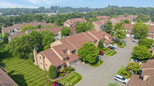 9 Queensbridge Dr, East Hanover Twp., NJ 07936