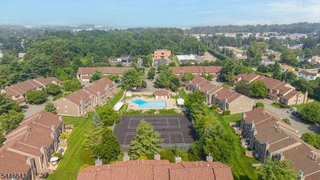 9 Queensbridge Dr, East Hanover Twp., NJ 07936