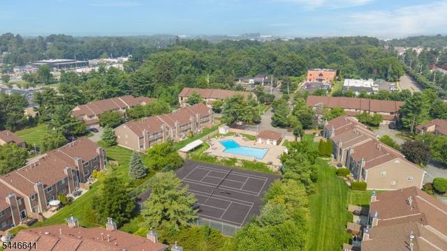 9 Queensbridge Dr, East Hanover Twp., NJ 07936
