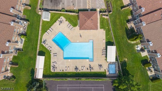 9 Queensbridge Dr, East Hanover Twp., NJ 07936
