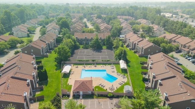 9 Queensbridge Dr, East Hanover Twp., NJ 07936