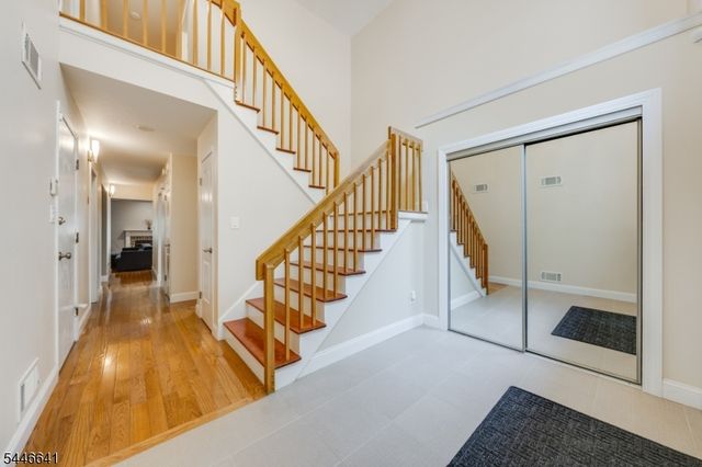 9 Queensbridge Dr, East Hanover Twp., NJ 07936