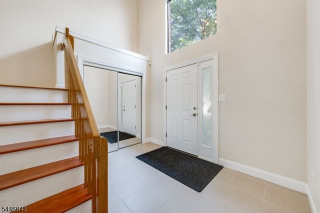 9 Queensbridge Dr, East Hanover Twp., NJ 07936