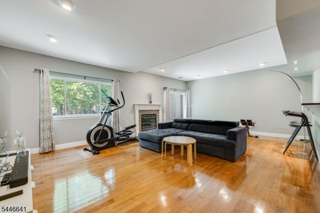 9 Queensbridge Dr, East Hanover Twp., NJ 07936